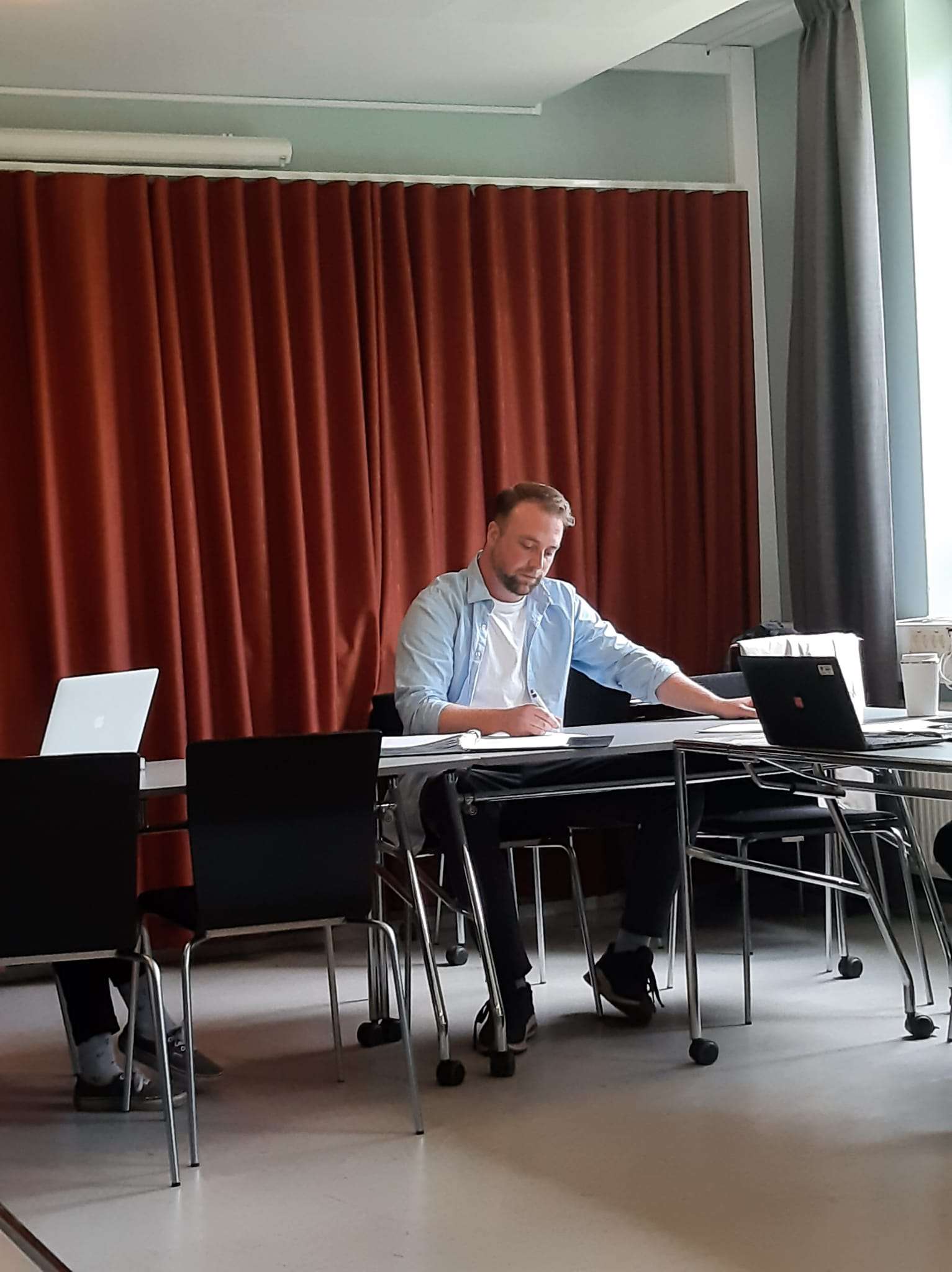 Viktor Andersson arbetar vid ett bord i en seminarielokal